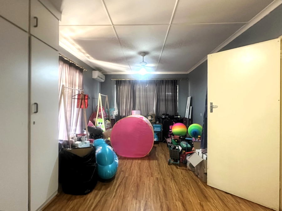 4 Bedroom Property for Sale in Bergzicht Western Cape